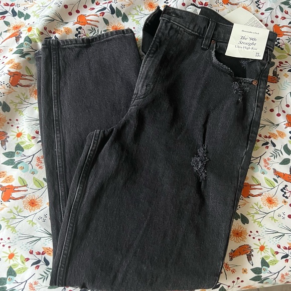 A&F Ultra High Rise 90s Straight Jean - Picture 3 of 5